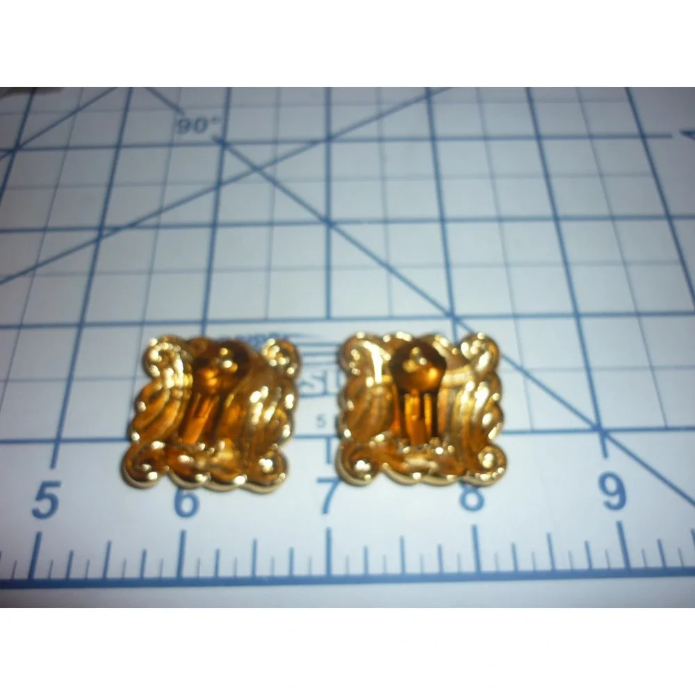 Vintage NOS Sue Ellen Made in England Gold Tone Amber Enamel Clip On Earrings